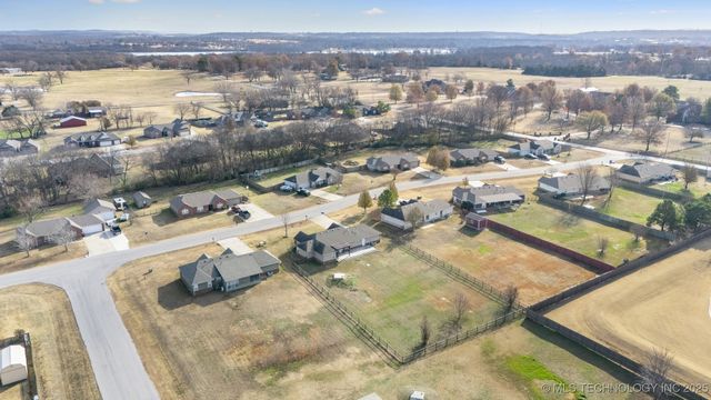 18910 S Canyon Creek Road, Claremore, OK 74017