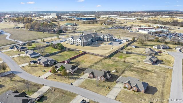 18910 S Canyon Creek Road, Claremore, OK 74017