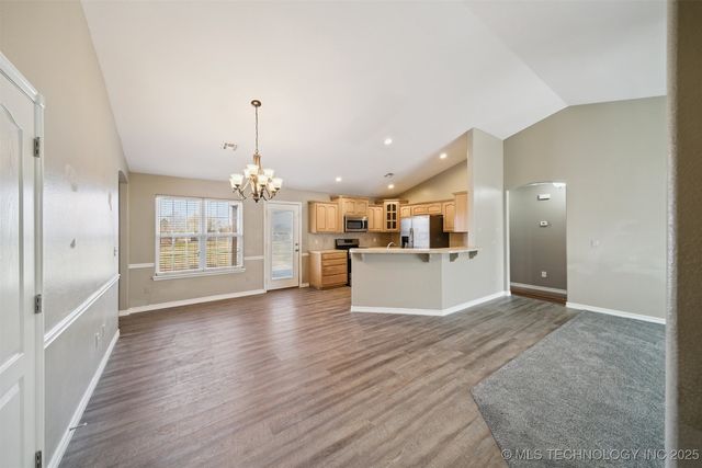 18910 S Canyon Creek Road, Claremore, OK 74017