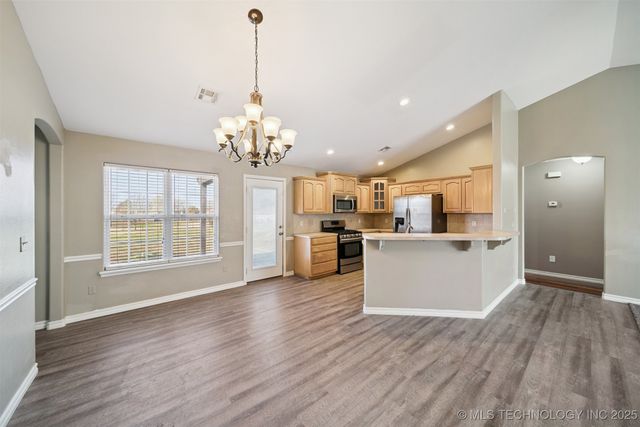 18910 S Canyon Creek Road, Claremore, OK 74017