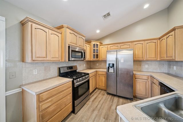 18910 S Canyon Creek Road, Claremore, OK 74017