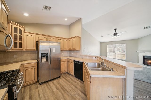 18910 S Canyon Creek Road, Claremore, OK 74017