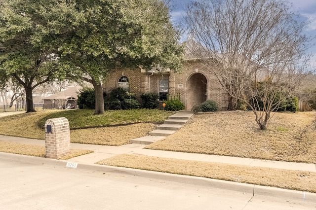 5201 La Bandera Trail, Benbrook, TX 76126