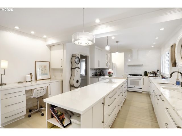 6394 Sw BURLINGAME Ave, Portland, OR 97239