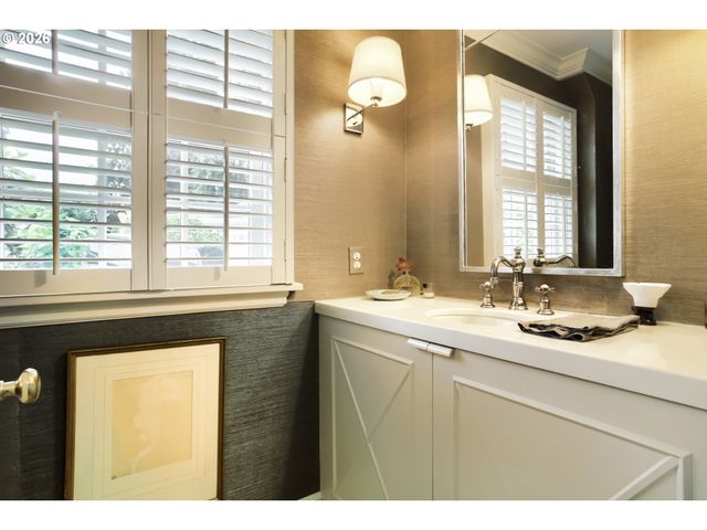 6394 Sw BURLINGAME Ave, Portland, OR 97239