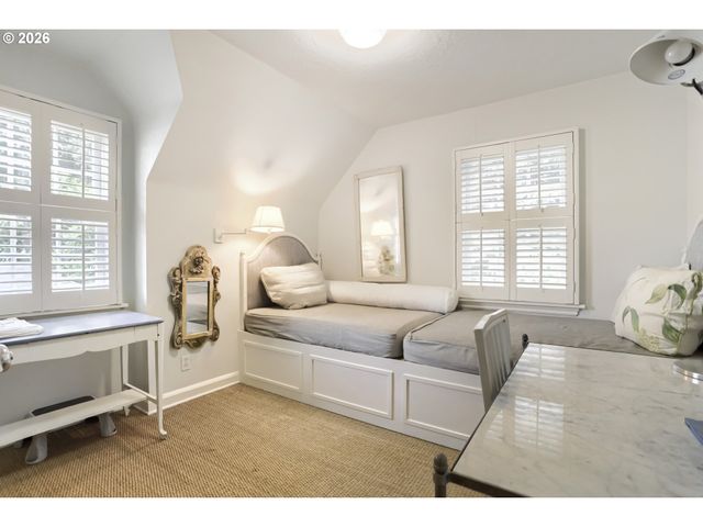 6394 Sw BURLINGAME Ave, Portland, OR 97239