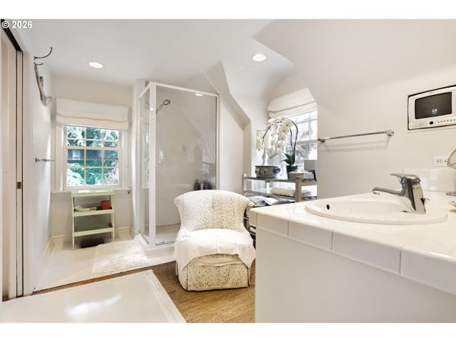 6394 Sw BURLINGAME Ave, Portland, OR 97239
