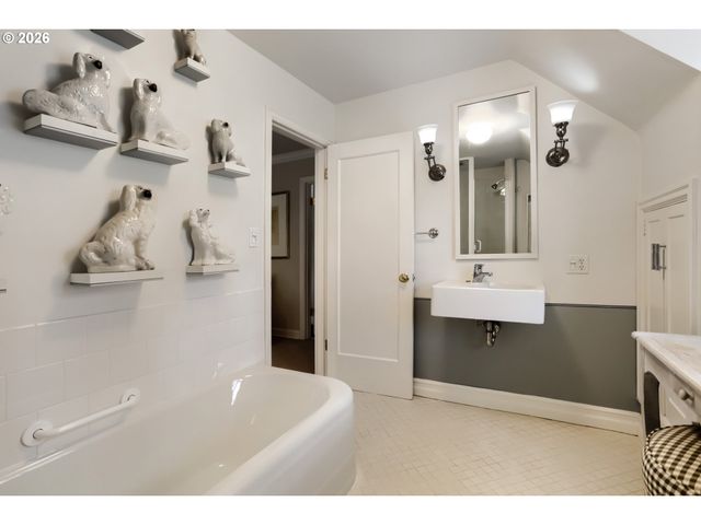 6394 Sw BURLINGAME Ave, Portland, OR 97239