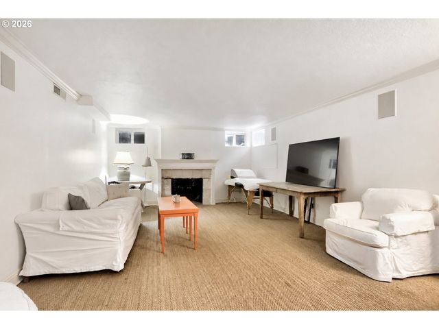 6394 Sw BURLINGAME Ave, Portland, OR 97239