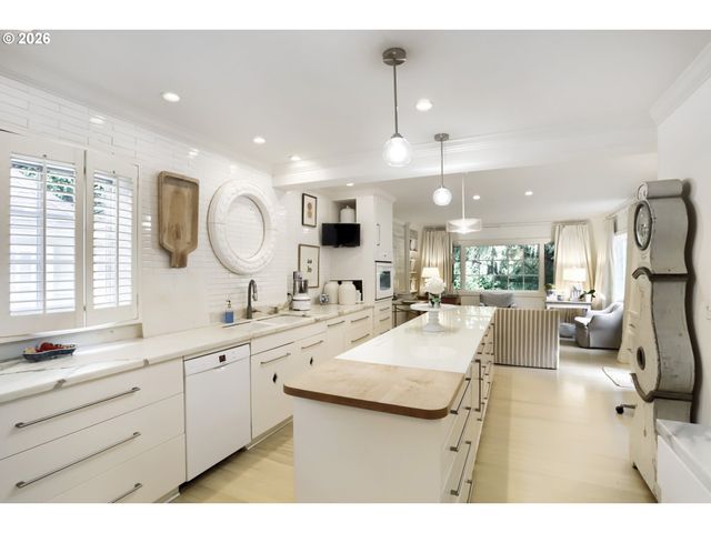 6394 Sw BURLINGAME Ave, Portland, OR 97239