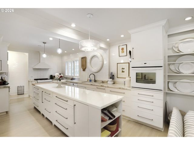 6394 Sw BURLINGAME Ave, Portland, OR 97239