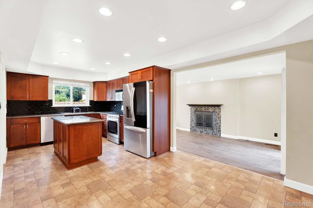 32930 Coventry Place, Warren, MI 48093