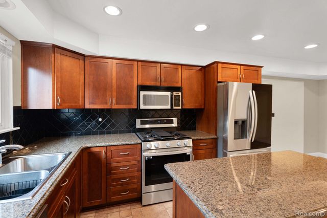 32930 Coventry Place, Warren, MI 48093