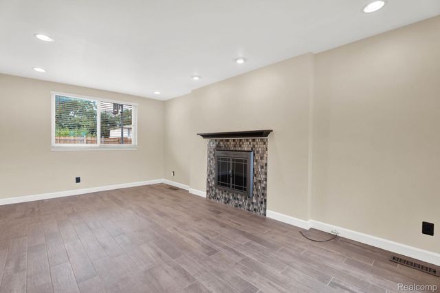 32930 Coventry Place, Warren, MI 48093