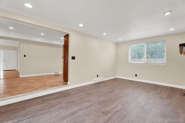 32930 Coventry Place, Warren, MI 48093