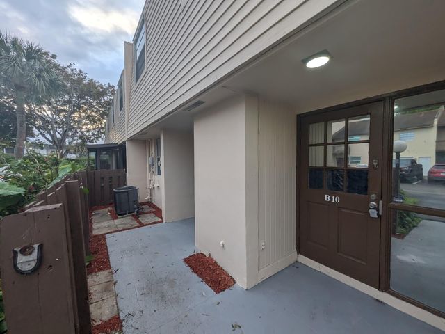 6603 Winfield Boulevard B-10, Margate, FL 33063