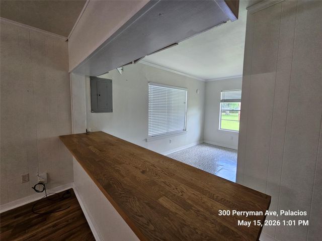 300 Perryman Avenue, Palacios, TX 77465