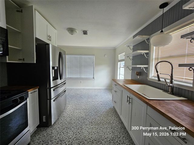 300 Perryman Avenue, Palacios, TX 77465
