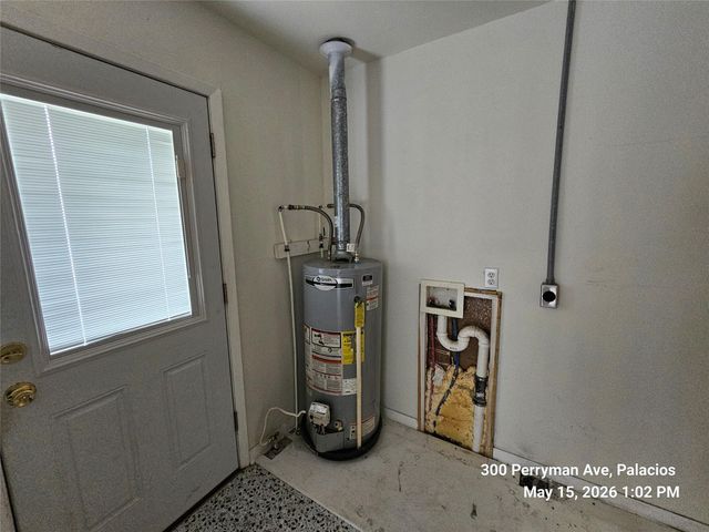 300 Perryman Avenue, Palacios, TX 77465