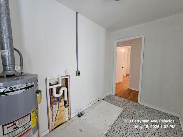 300 Perryman Avenue, Palacios, TX 77465
