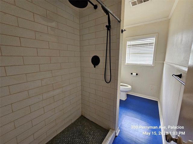 300 Perryman Avenue, Palacios, TX 77465
