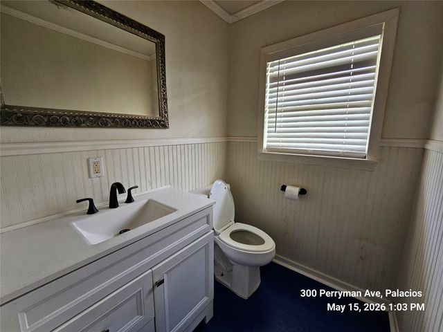 300 Perryman Avenue, Palacios, TX 77465