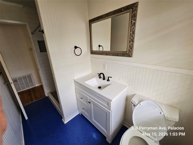 300 Perryman Avenue, Palacios, TX 77465