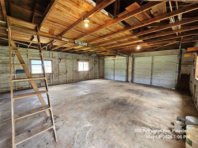 300 Perryman Avenue, Palacios, TX 77465