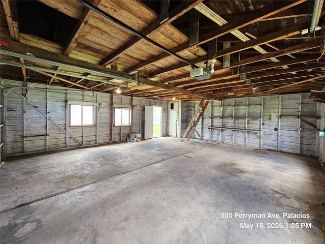 300 Perryman Avenue, Palacios, TX 77465