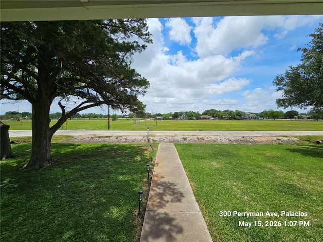 300 Perryman Avenue, Palacios, TX 77465