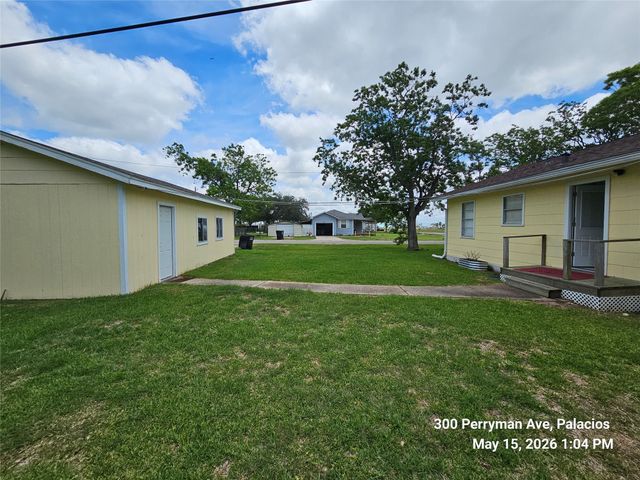 300 Perryman Avenue, Palacios, TX 77465