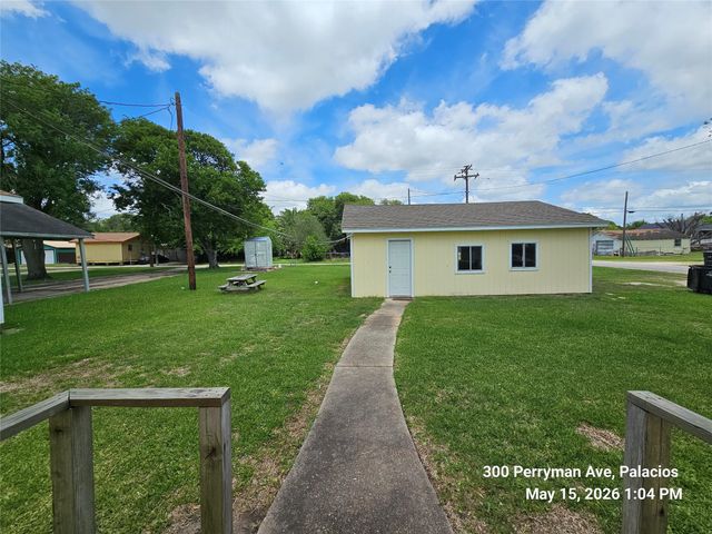 300 Perryman Avenue, Palacios, TX 77465
