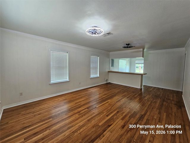 300 Perryman Avenue, Palacios, TX 77465