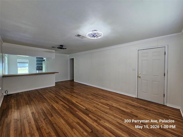 300 Perryman Avenue, Palacios, TX 77465