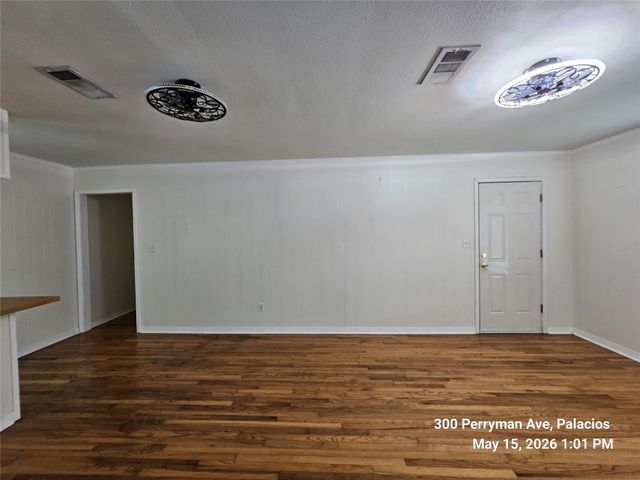 300 Perryman Avenue, Palacios, TX 77465