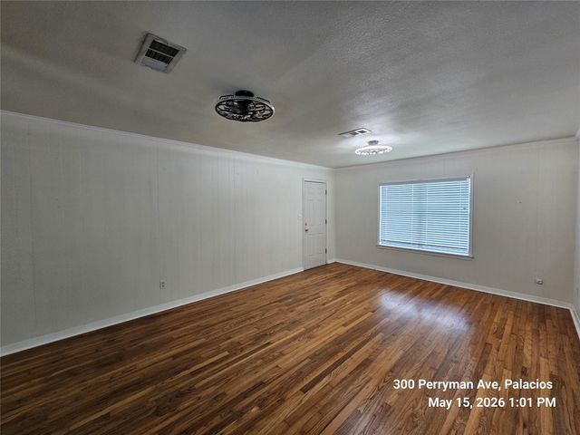 300 Perryman Avenue, Palacios, TX 77465