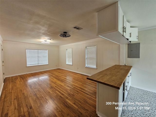 300 Perryman Avenue, Palacios, TX 77465