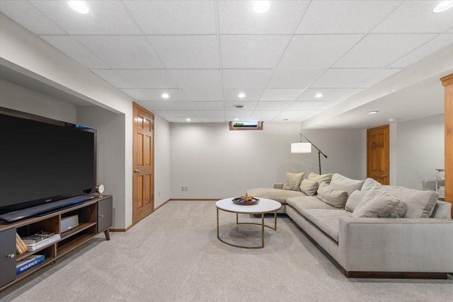 11912 N Lantern LANE, Mequon, WI 53092