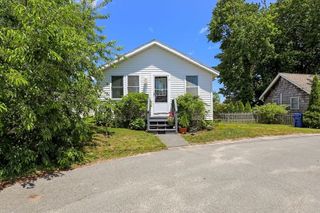 8 Woodland Cir, Wareham, MA 02571