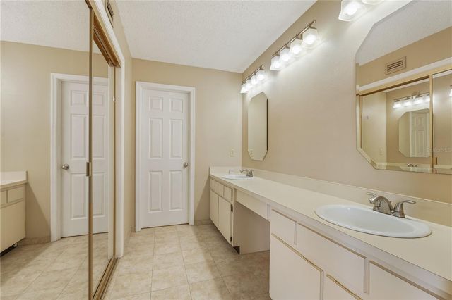 15202 W POND WOODS DRIVE, Tampa, FL 33618