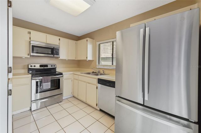 15202 W POND WOODS DRIVE, Tampa, FL 33618