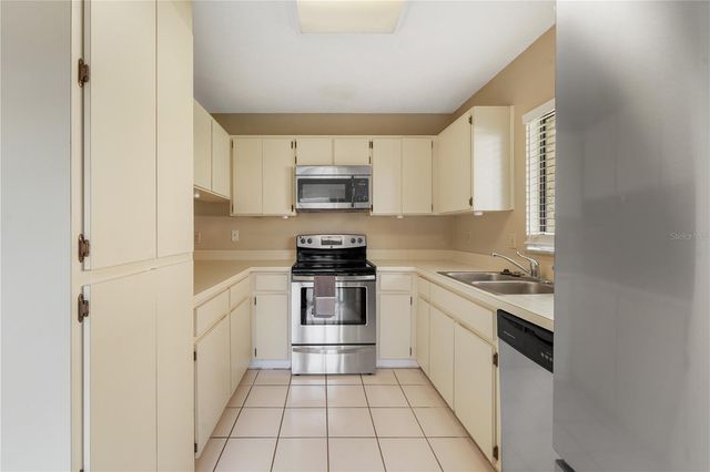 15202 W POND WOODS DRIVE, Tampa, FL 33618