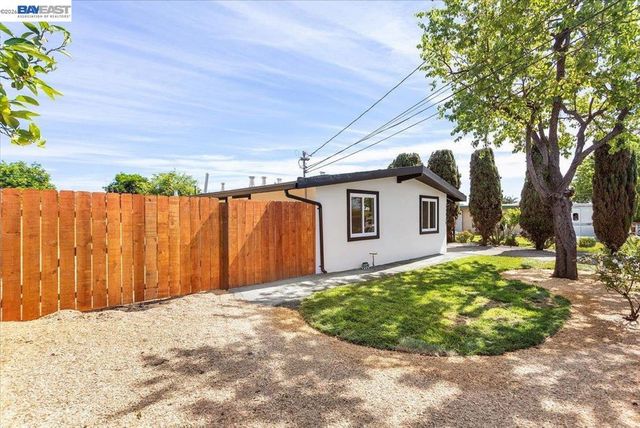 27828 Mandarin Ave, Hayward, CA 94544