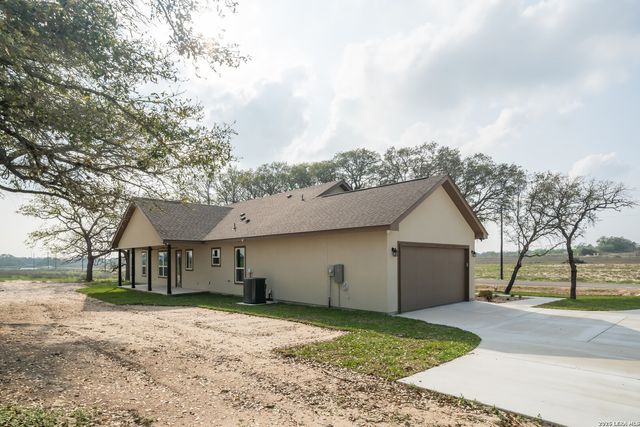 313 Firewheel, Floresville, TX 78114
