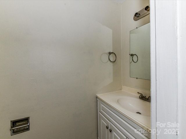 3323 Cedarhurst Drive, Charlotte, NC 28269