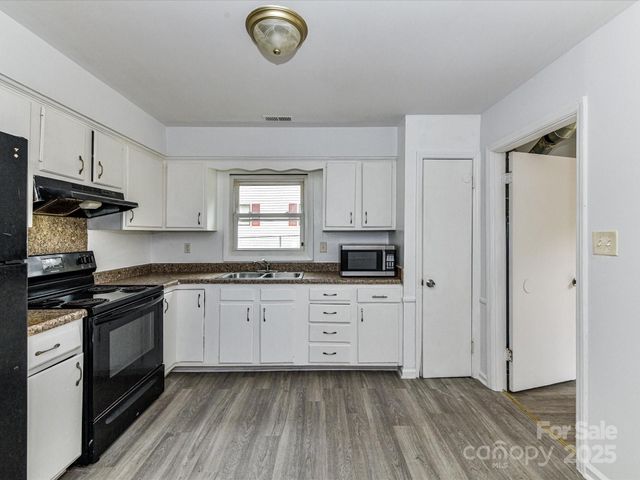 3323 Cedarhurst Drive, Charlotte, NC 28269