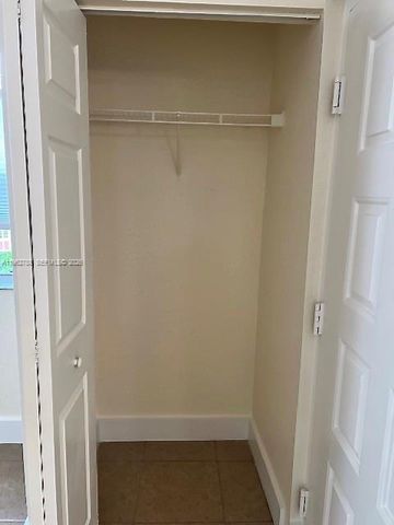 2811 N Oakland Forest Dr 102, Oakland Park, FL 33309