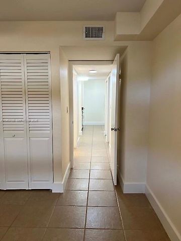 2811 N Oakland Forest Dr 102, Oakland Park, FL 33309