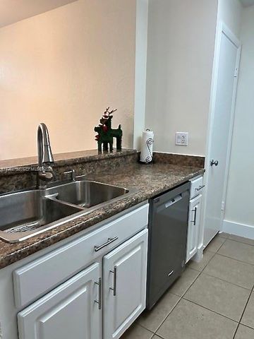 2811 N Oakland Forest Dr 102, Oakland Park, FL 33309