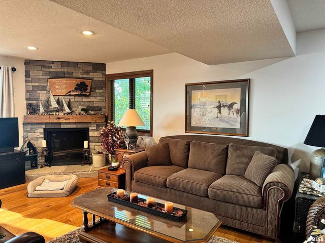 102 5TH Street 6, Fulton, IL 61252